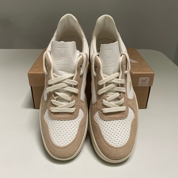 Veja V-10 Leather Sneaker Extra White/Sable/Sahara sz 40EU/9US New in Box - Picture 6 of 8